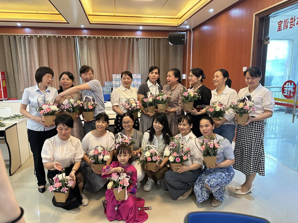 学员动手插花
